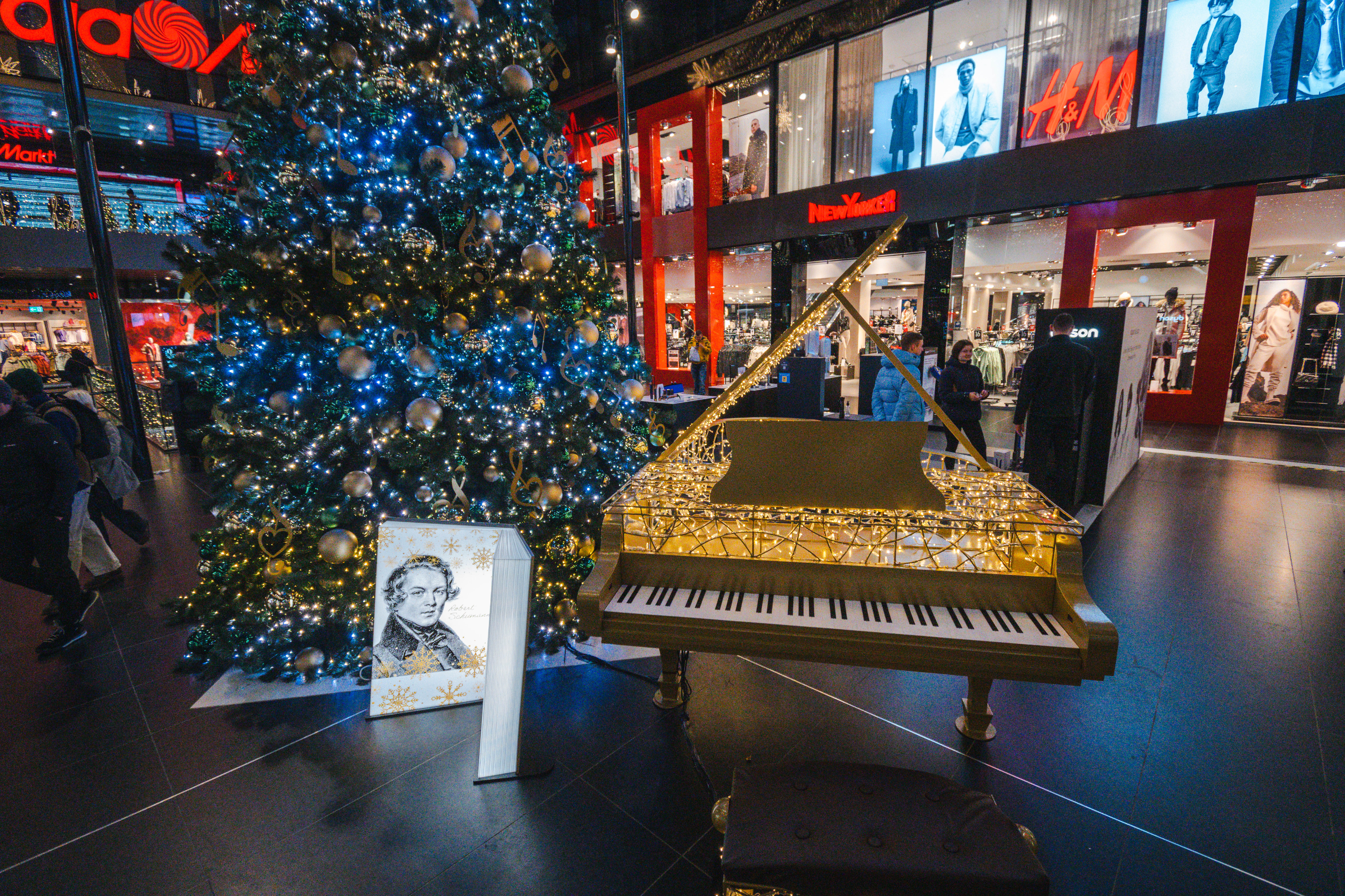 Leipzig Hoefe am Bruehl Shopping Center Weihnachtsbeleuchtung